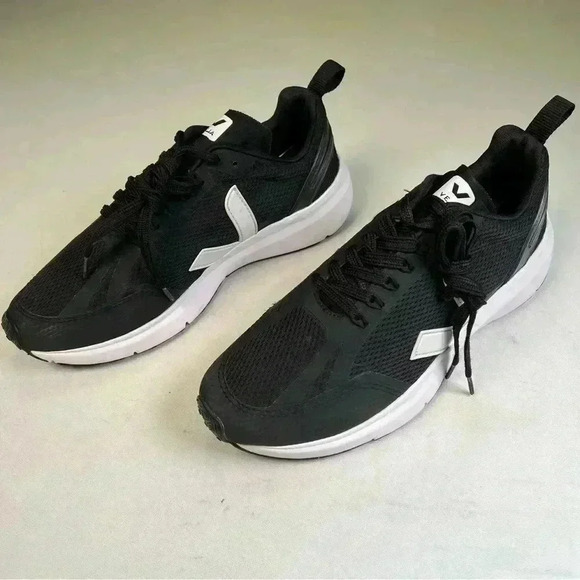 VEJA
WOMEN'S CONDOR 2 ALVEOMESH BLACK WHITE
$195.00 Sz 8 like new - Picture 2 of 12